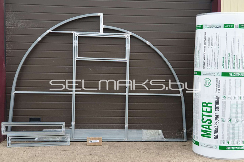 Упакованная теплица, готовая к перевозке